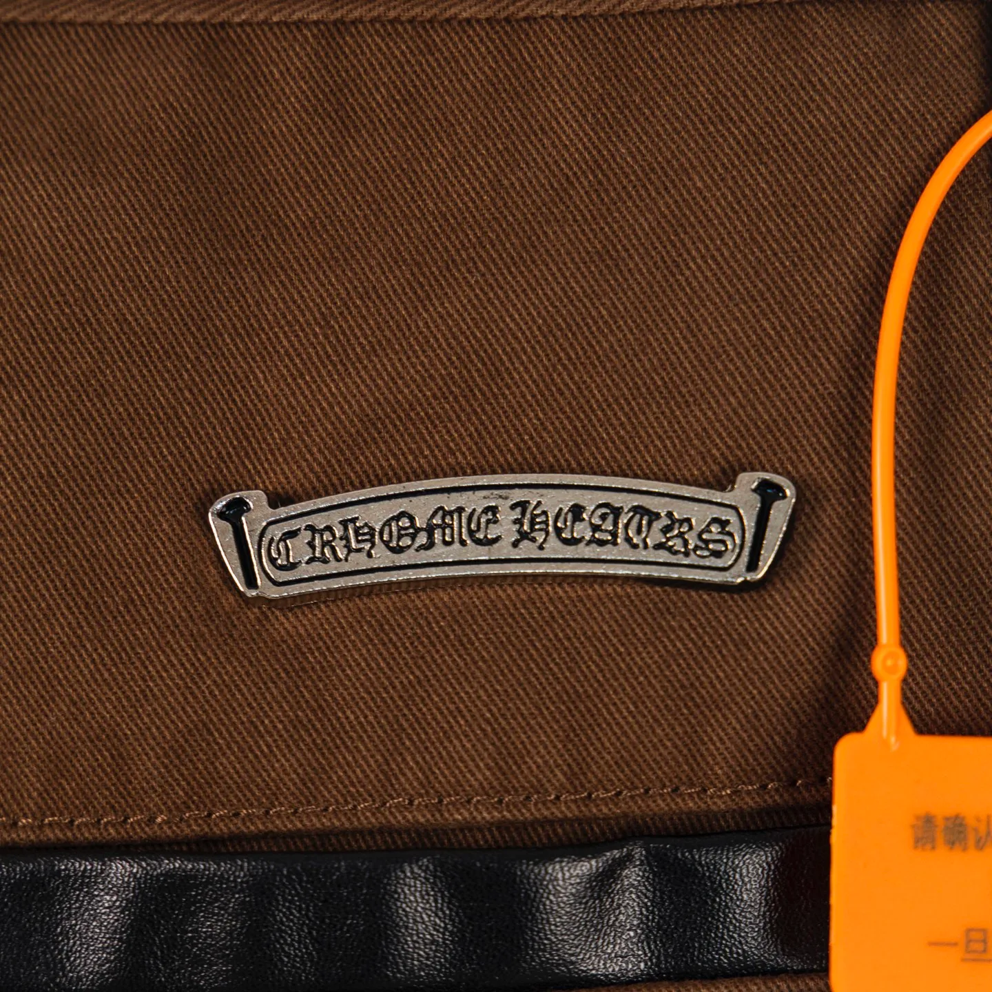 P260 Chrome Hearts | Chrome Hearts Brown Casual Cross Patched Leather Jeans - Full of exploring the ultimate in fashion, Chrome Hearts' new Chrome Hearts pants cleverly integrate camouflage cross, camouflage cross and other elements to break traditional boundaries. Mattyboy's clever fusion of overalls and khaki jeans, the same style, brings endless matching inspiration to fashionistas! Whether it is daily wear or a trendy try, these pants can bring you an excellent fashion experience. Style number: 1754# Color: casual brown Size: 28 30 32 34
